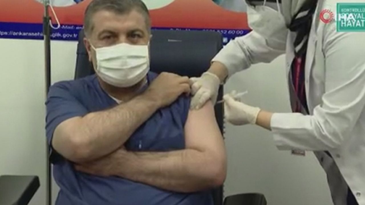 Sağlık Bakanı Koca, koronavirüs aşısı oldu
