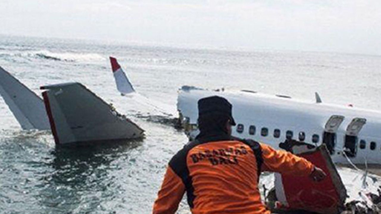 Endonezya’daki uçak kazasında şüpheli gaz kelebeği