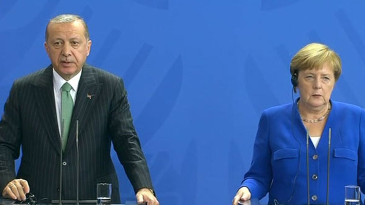 Erdoğan Merkel anısını anlattı: Böyle bir üfledi