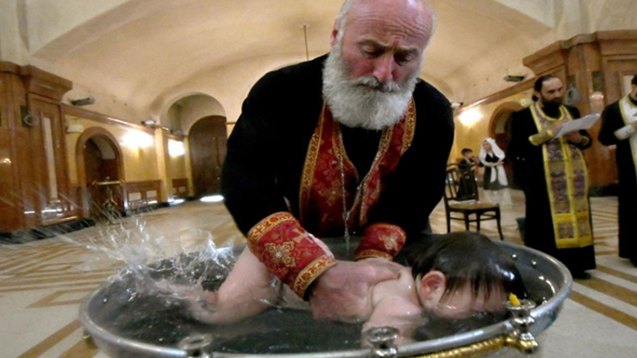 'Vaftiz yapacağım' diye bebeği öldürdü