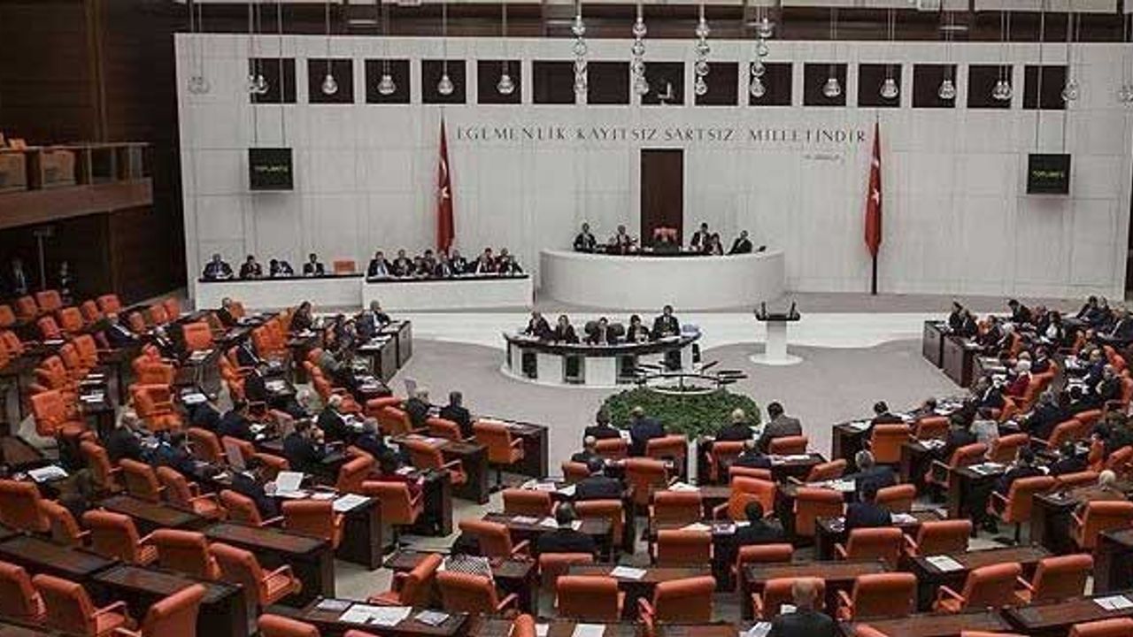 Emekli amirallerden sonra bir bildiri de eski vekillerden