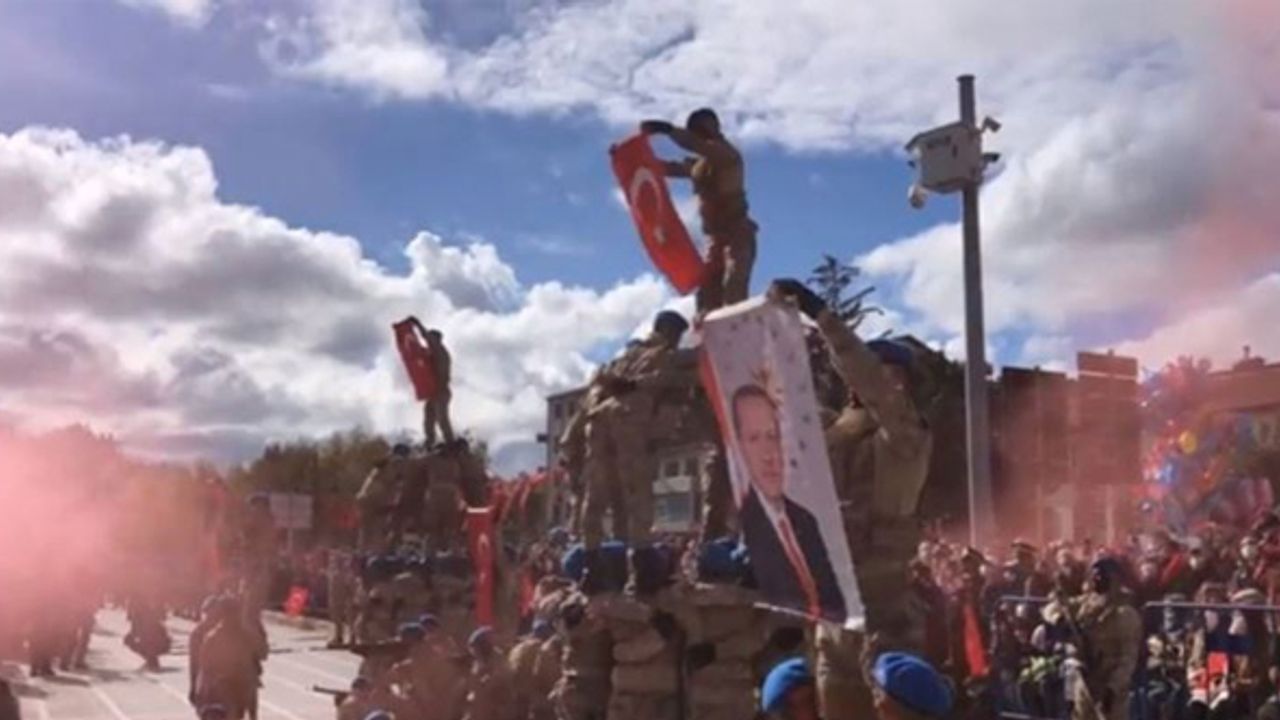 Askerler, gösteride Erdoğan posteri açtı