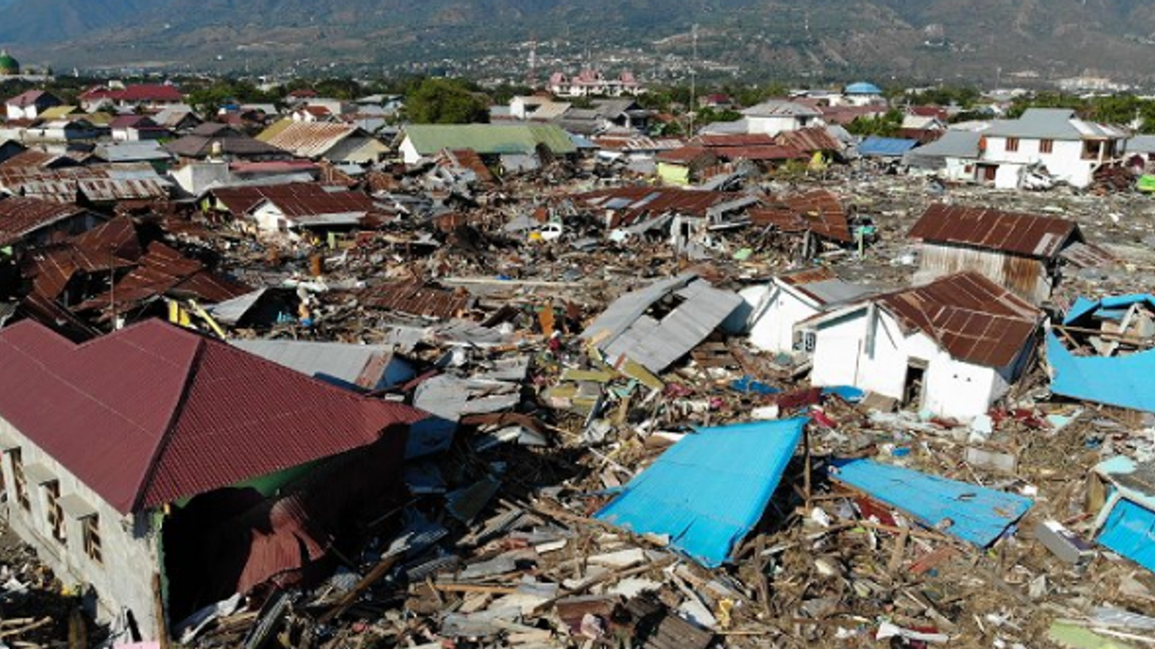 Endonezya 7,4’le sallandı: Tsunami uyarısı var