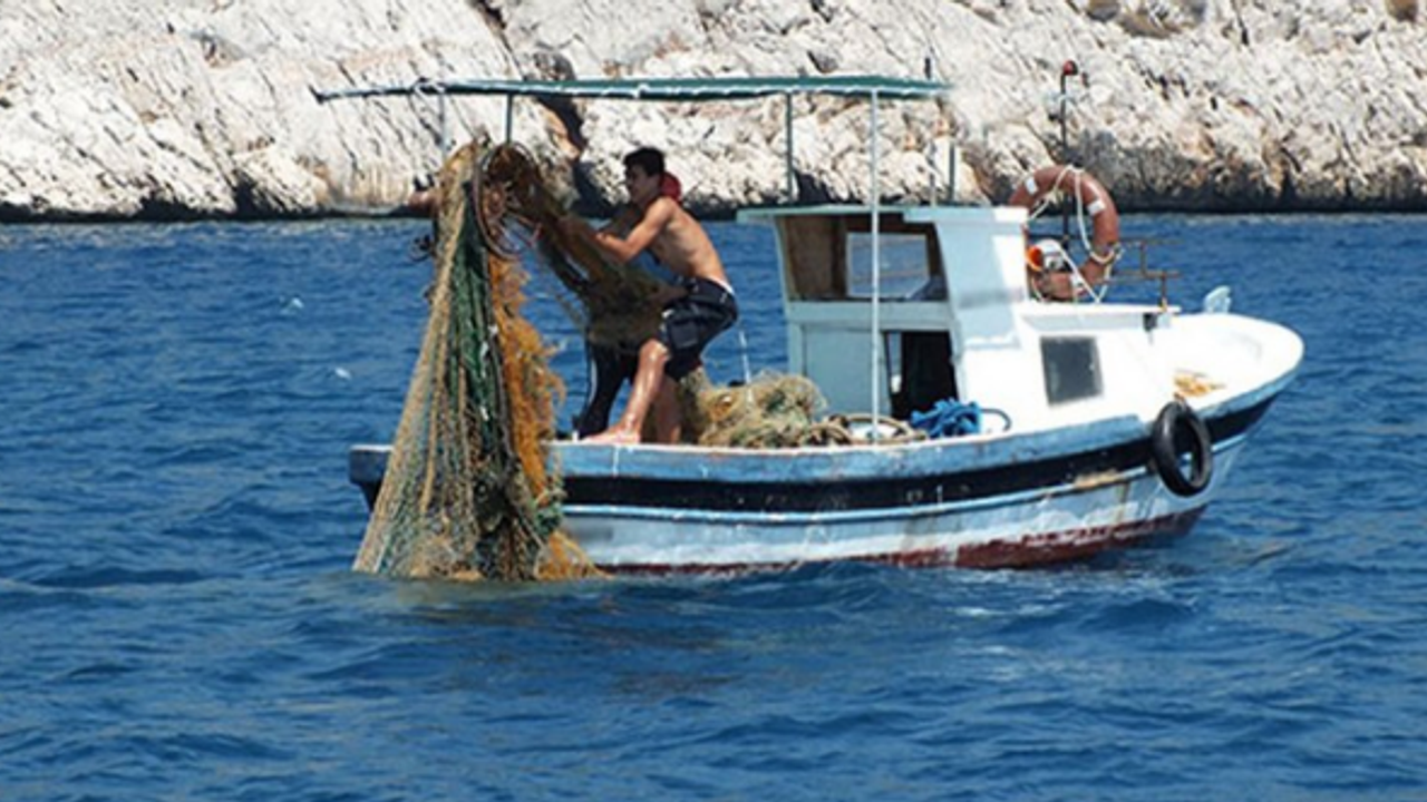 Balıkçıların ağına 62 kilo esrar takıldı