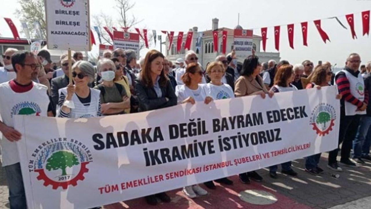 Emekliler Kadıköy'de zamları protesto etti