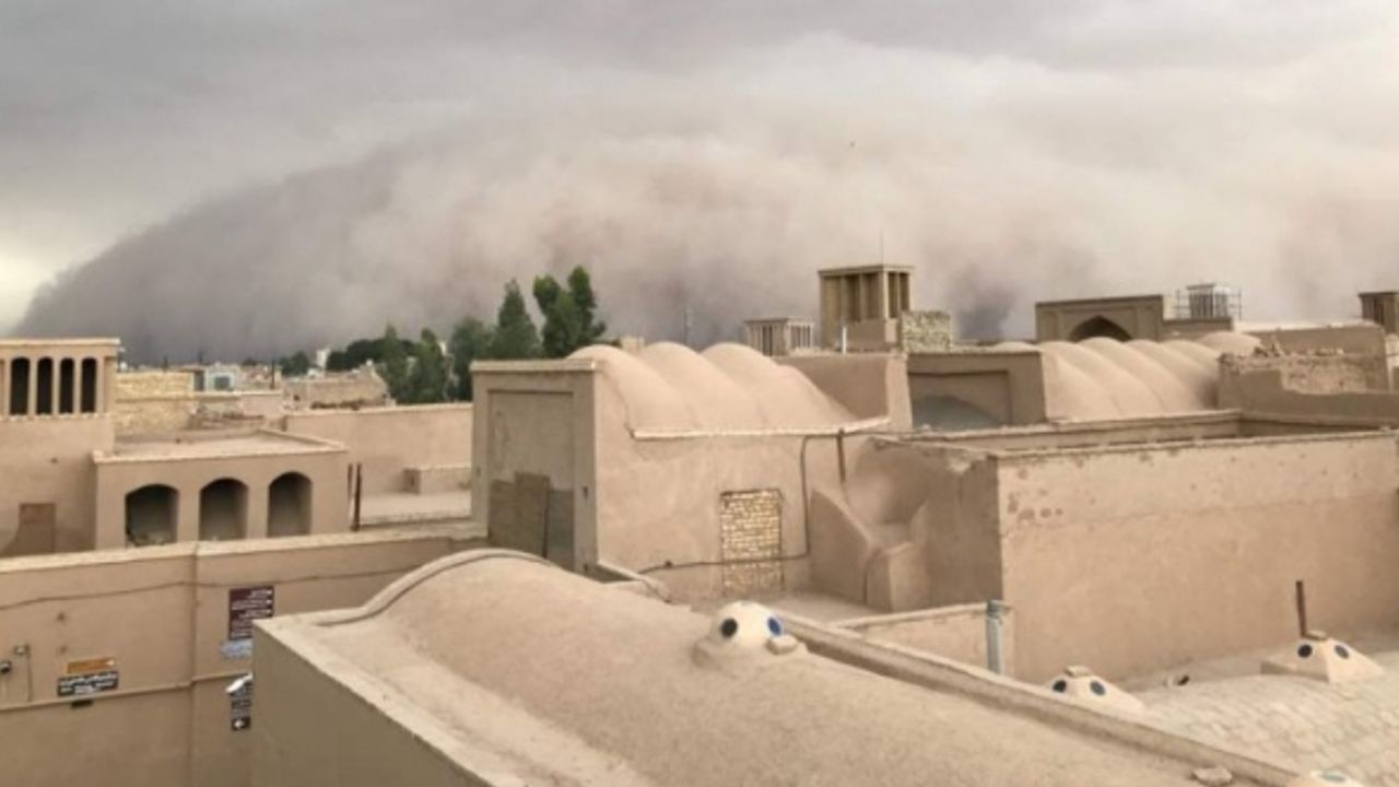 İran'ı kum fırtınası vurdu: Türkiye’yi suçladılar