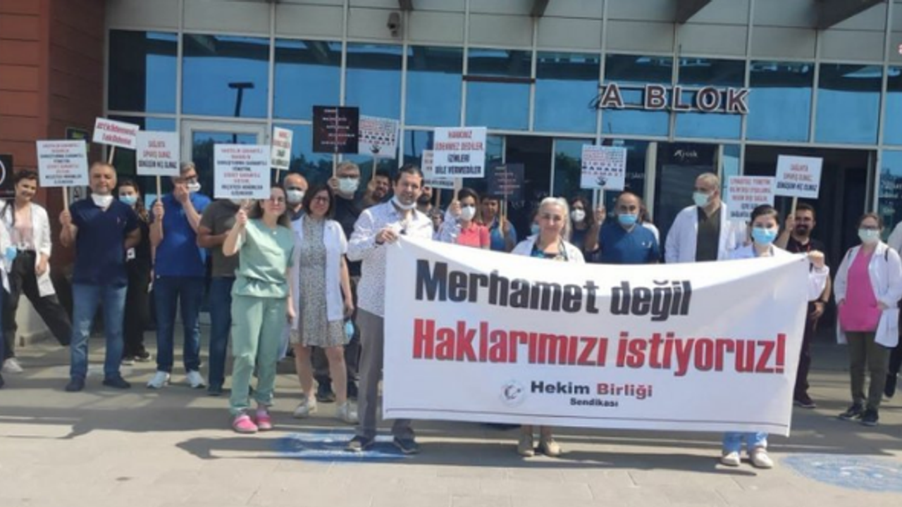 İzmir'de hekimler iş bıraktı: Yoksulluk sınırının altında ücretler kabul edilebilir değil