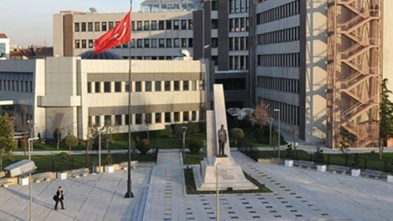 Kadıköy Belediyesi'ne rüşvet iddiasıyla başlatılan operasyonda 32 kişi tutuklandı