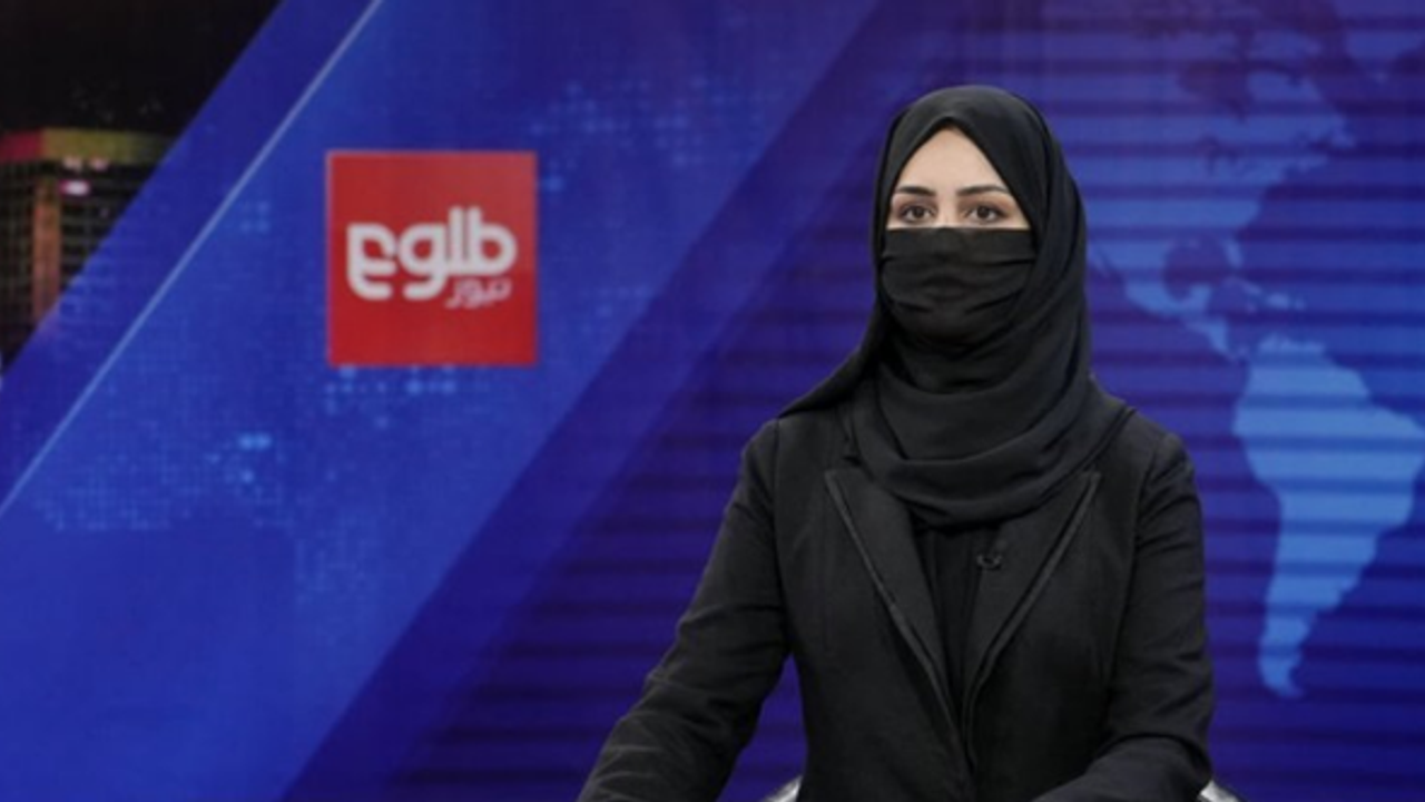 Taliban yasakladı: Afganistan'da kadın spikerler yüzlerini örterek yayın yapmaya başladı