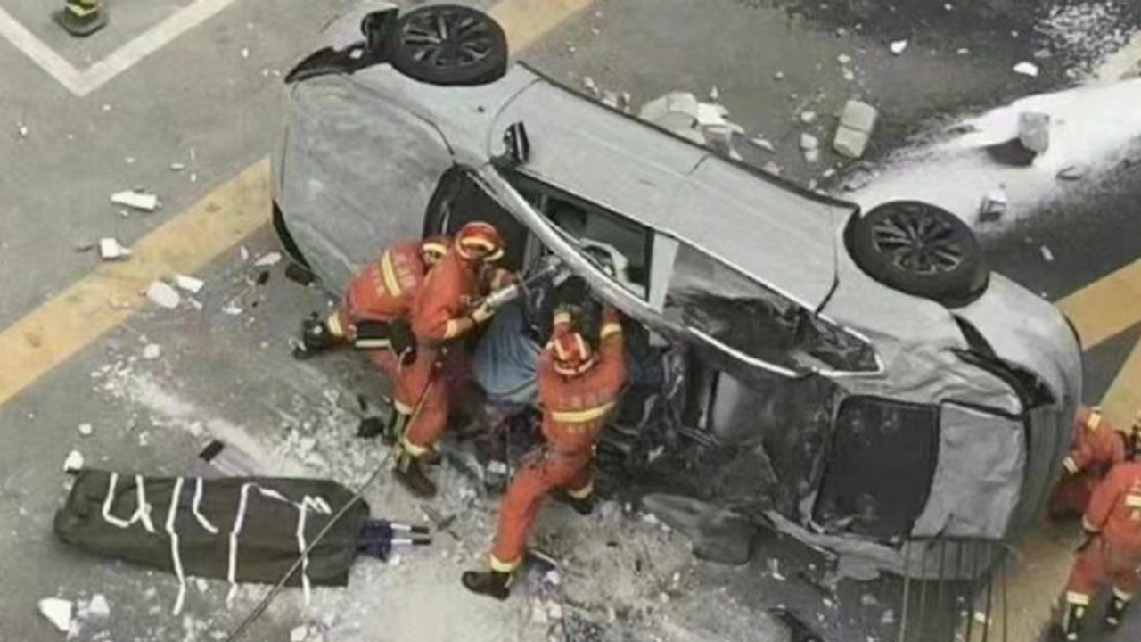 Çin’de dev şirketin üçüncü katından araba düştü: 2 ölü