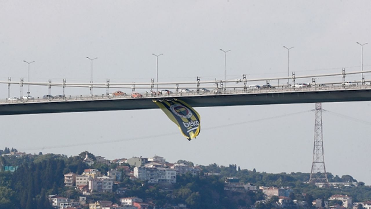 Fenerbahçe Beko'nun bayrağı boğaz köprülerine asıldı