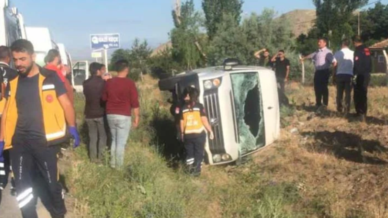 Kayseri'de işçi servisi devrildi: Yaralılar var