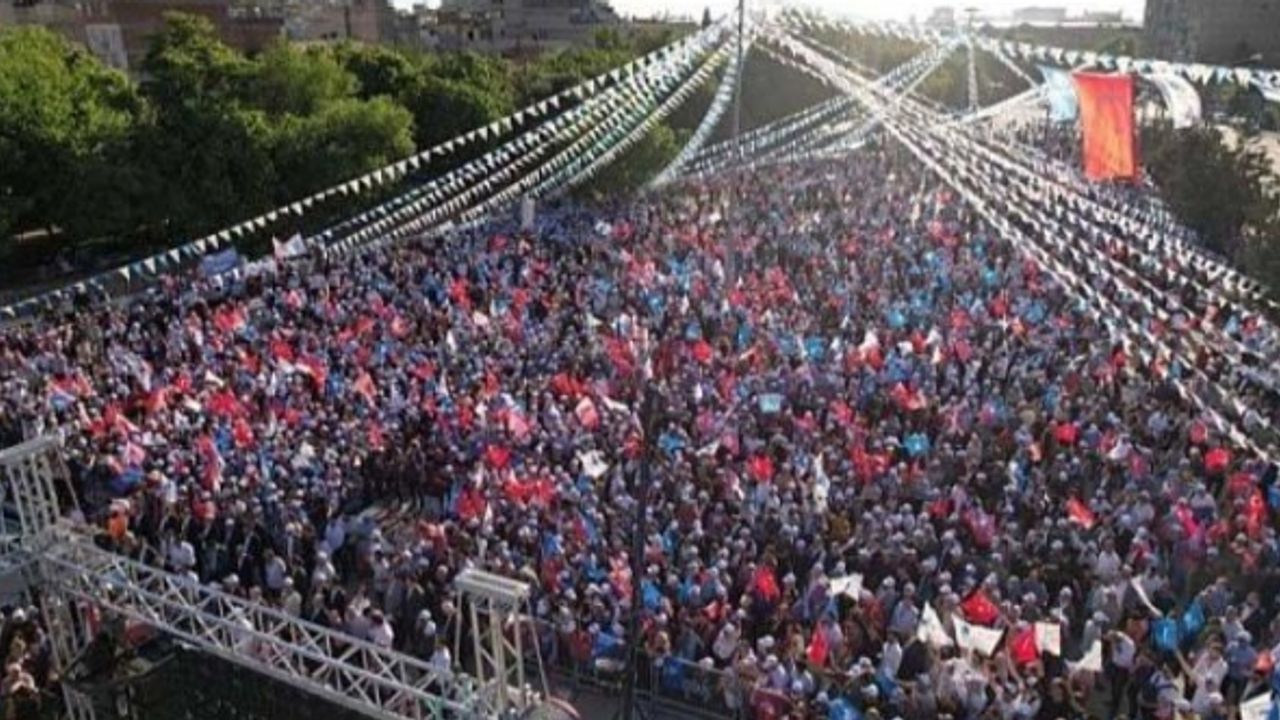 AK Partili ilçe DEVA Partisi’nin miting fotoğrafını kullandı