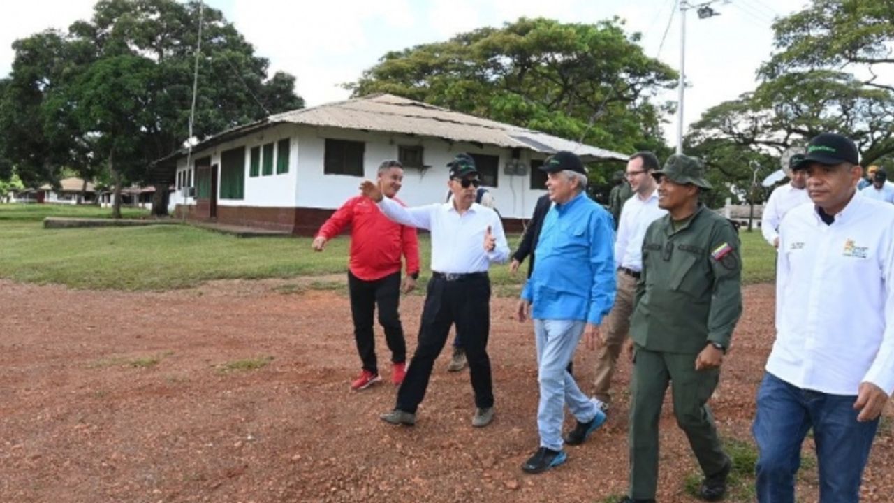 Tarım Bakanı Venezuela'da: Mevkidaşı ile toprak baktı