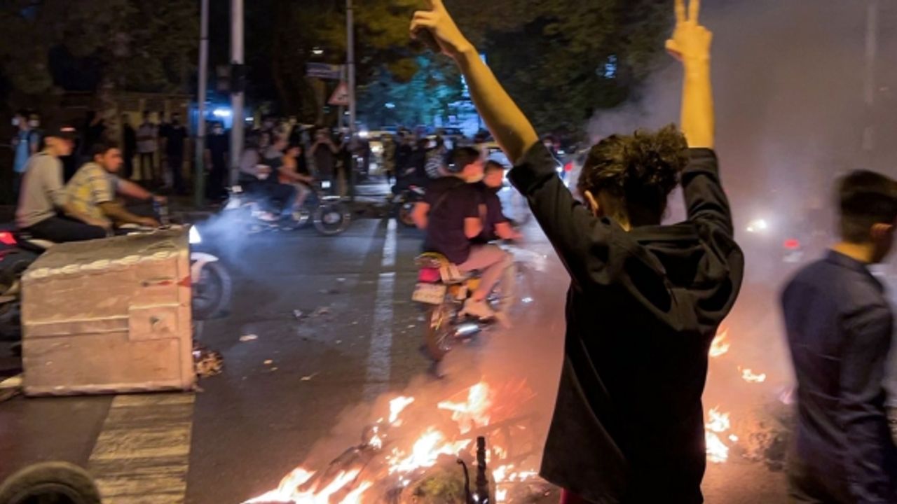 İran'dan protestolara destek verenlere gözdağı: Yargılarız