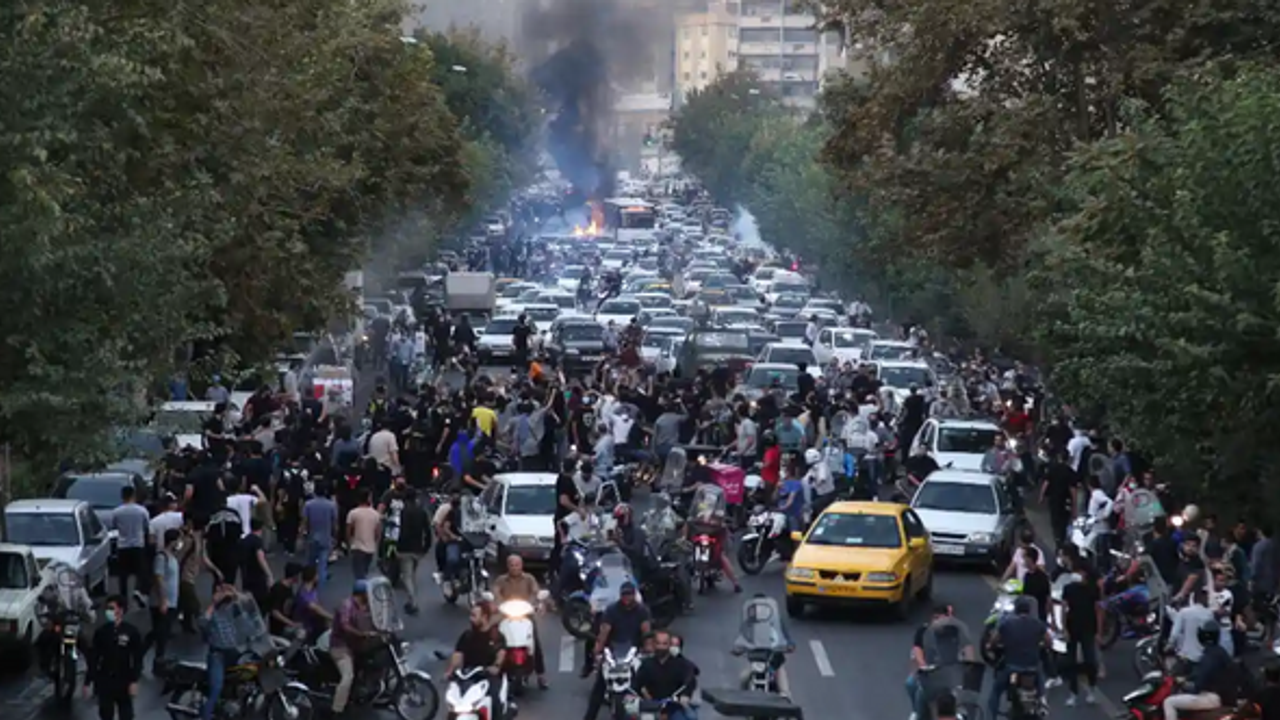 İran’da rejim için en büyük tehdit: Protestoların ateşi dinmiyor