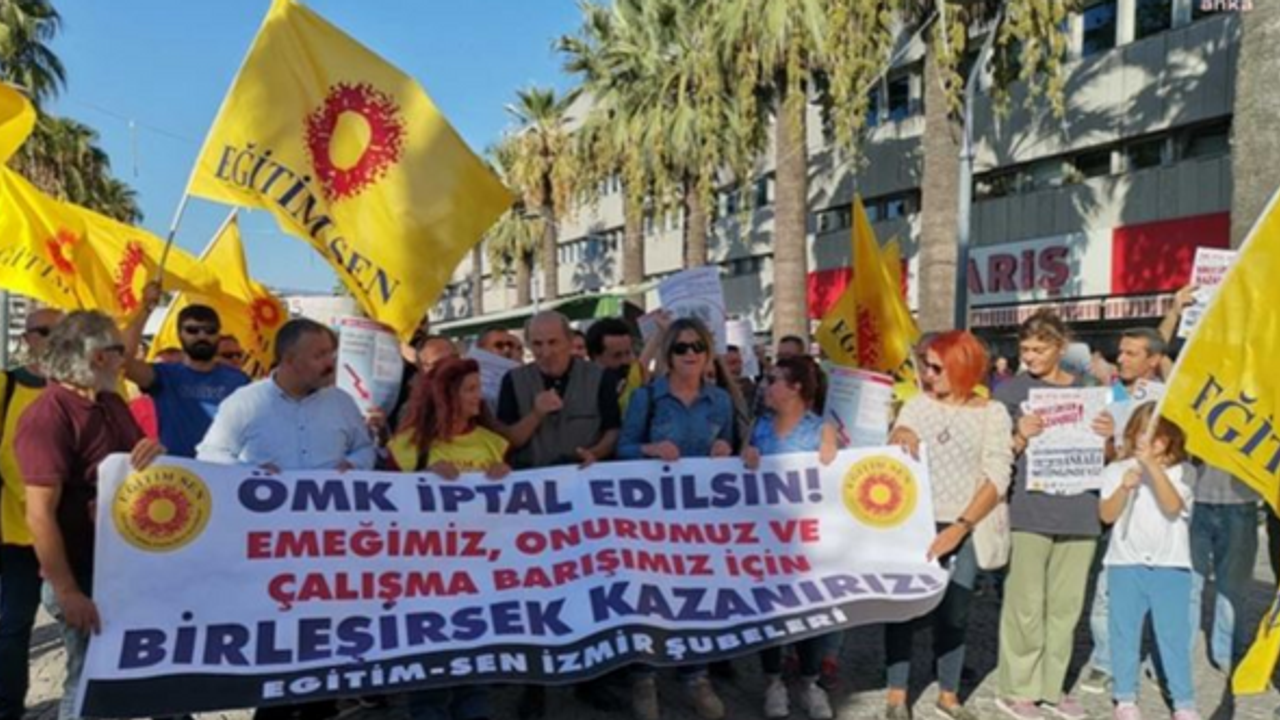İzmir'de eğitimciler sokağa çıktı: Öğretmenlik Meslek Kanunu iptal edilsin