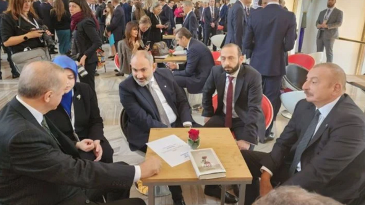 Erdoğan ile Paşinyan bir arada: Görüşmeden ilk fotoğraflar...