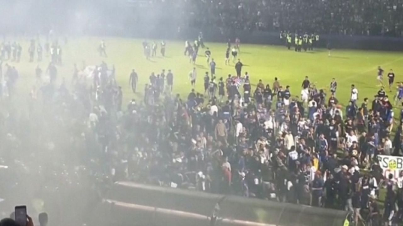Futbol maçında görülmemiş izdiham: 174 kişi hayatını kaybetti 