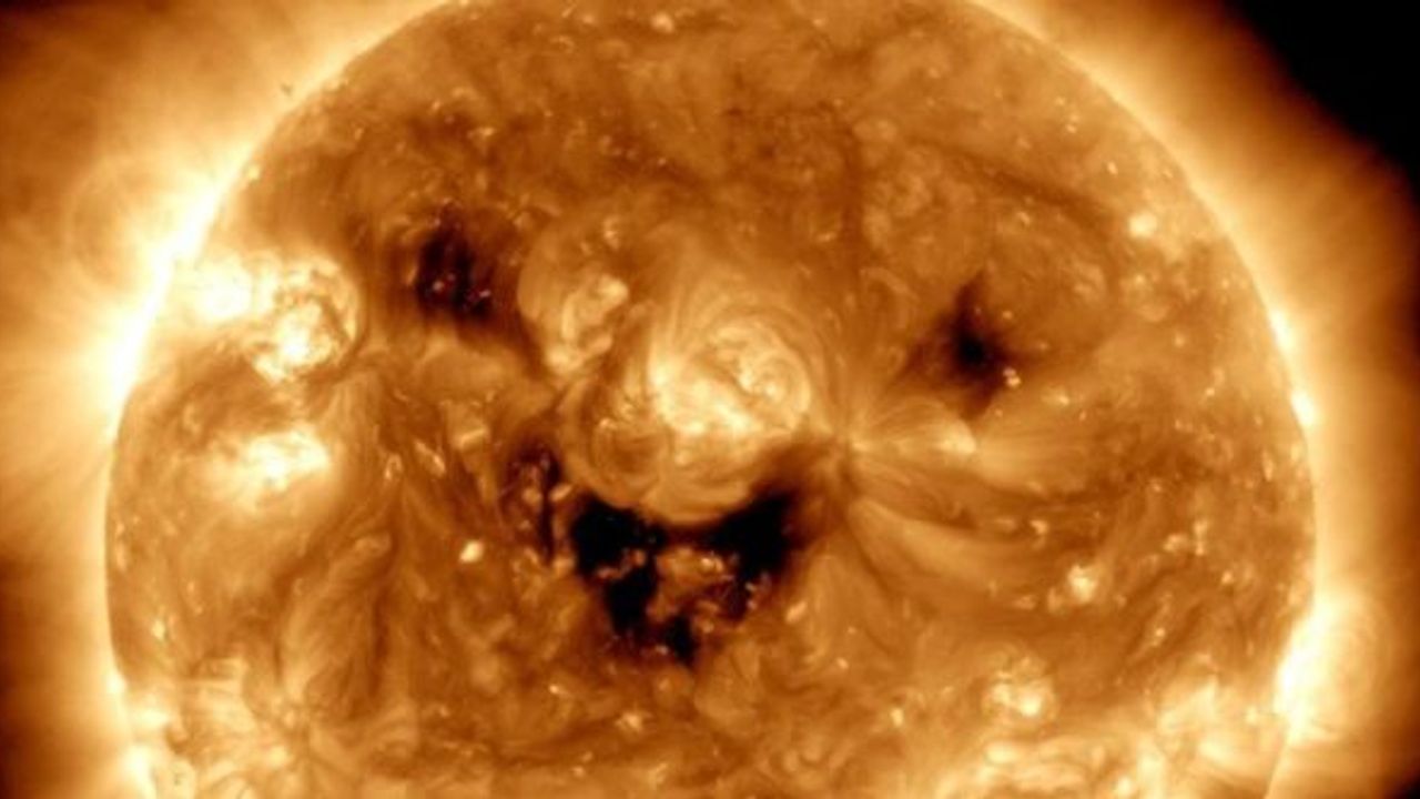 NASA, Güneşin 'güldüğü' anın fotoğrafını paylaştı