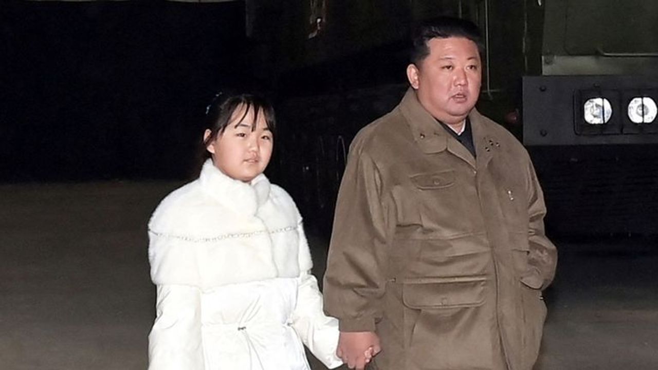 Kim Jong-un kızıyla füze ‘denetledi’ 