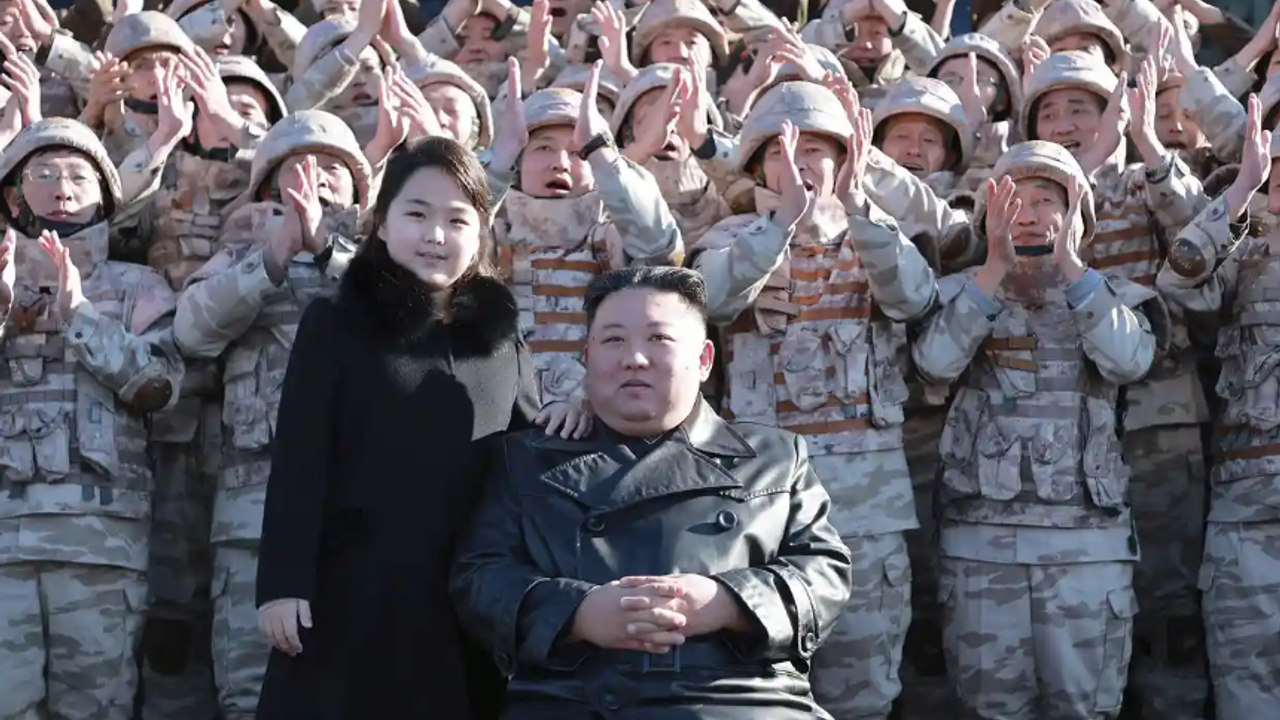Kim Jong-un’un kızı füze denetlemeyi ‘sevdi’