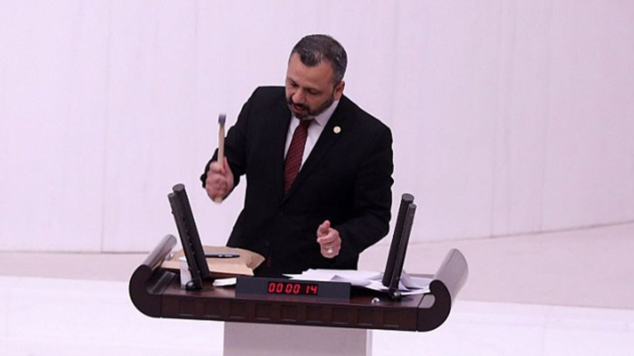 Meclis kürsüsünde telefonunu kırmıştı... CHP’li Erbay’a 10 bin liralık fatura