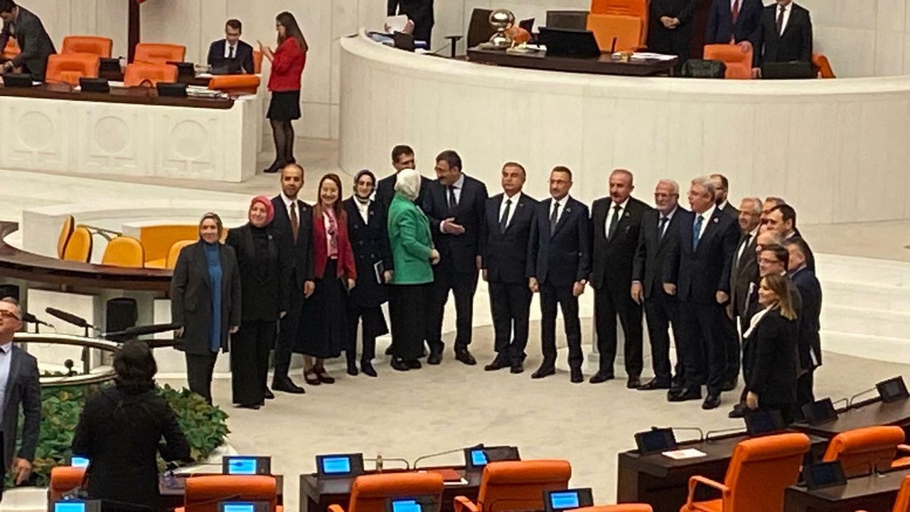 Meclis gergin: AK Partililerden hatıra fotoğrafı