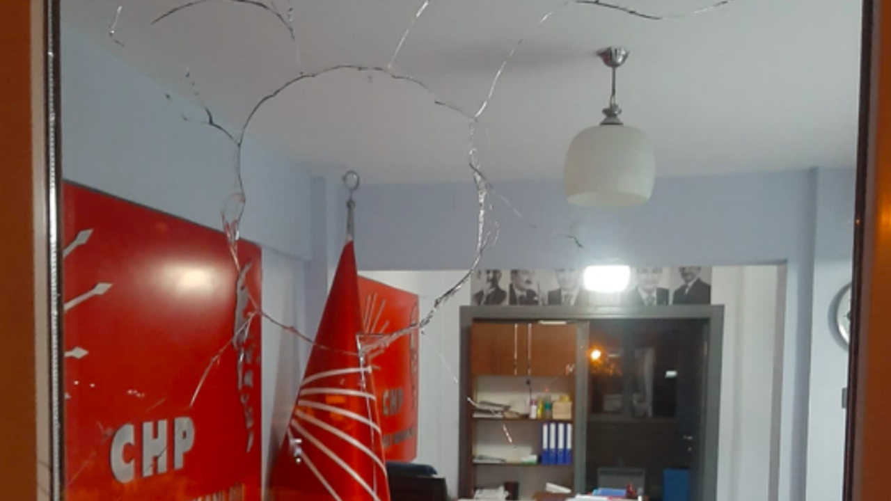 CHP İlçe Başkanlığı'na taşlı saldırı