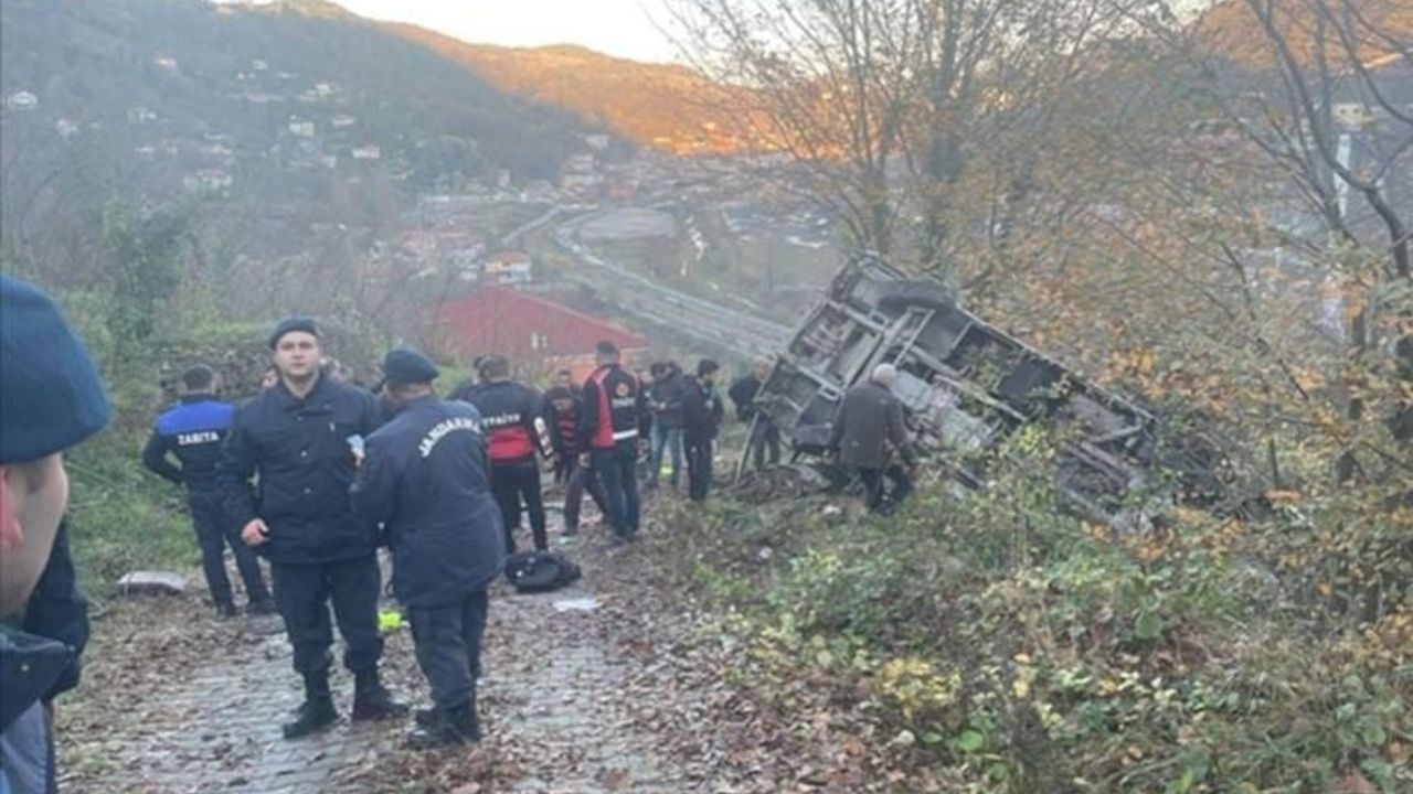 Zonguldak'ta servis aracı devrildi 