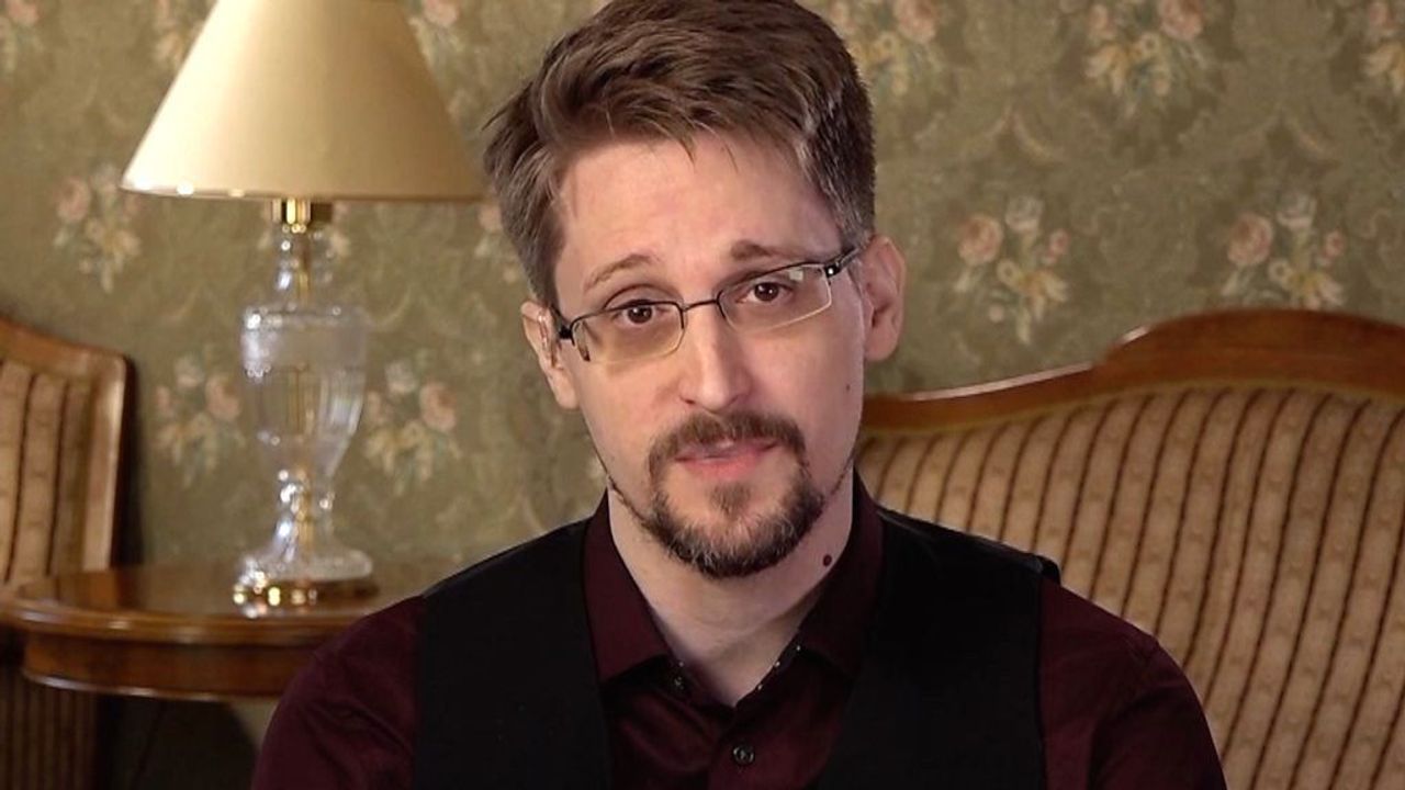 Edward Snowden Rus pasaportu aldı 