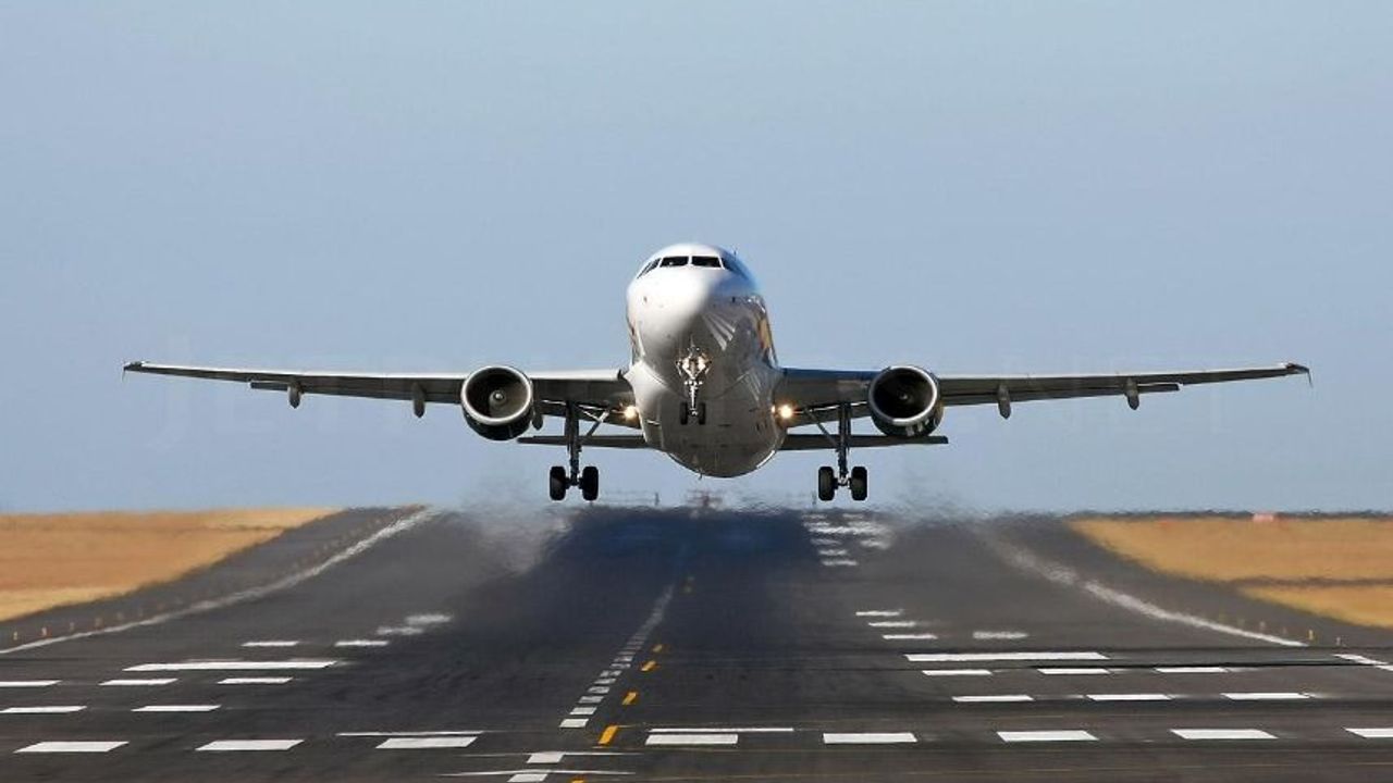 Havalimanında panik: Uçağın lastiği patladı