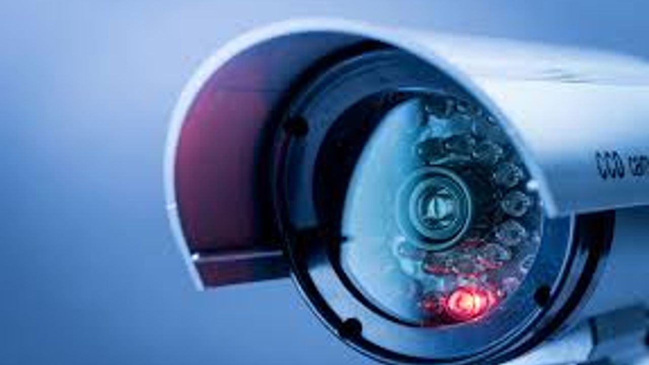 Arnavutluk’ta polis suç örgütlerinin ‘güvenlik kameraları’yla uğraşıyor