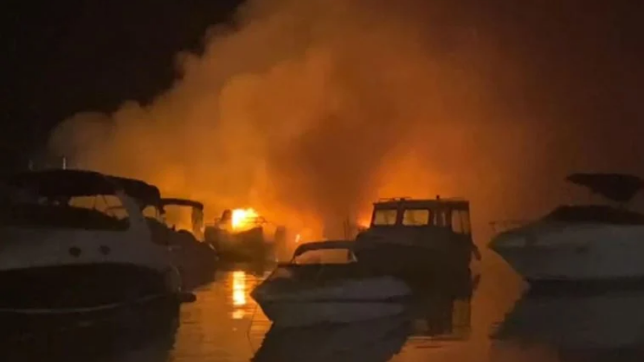 Kadıköy Bostancı sahilde tekne yangını