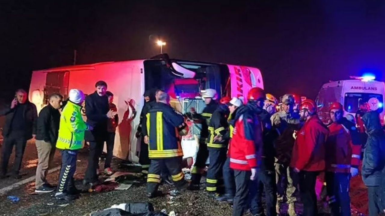 Diyarbakır’da yolcu otobüsü devrildi: Ölü ve yaralılar var