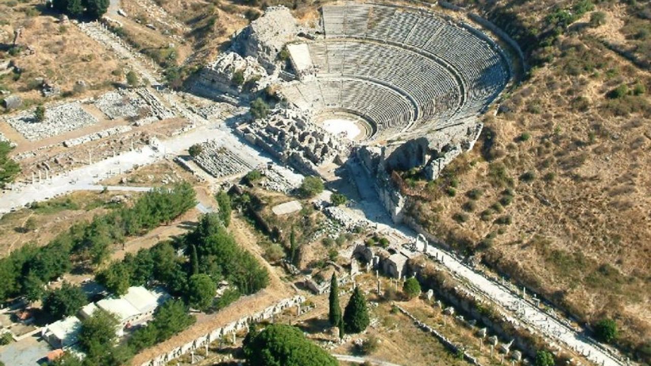 Efes Antik Kenti'ndeki iş makineleri tepki topladı