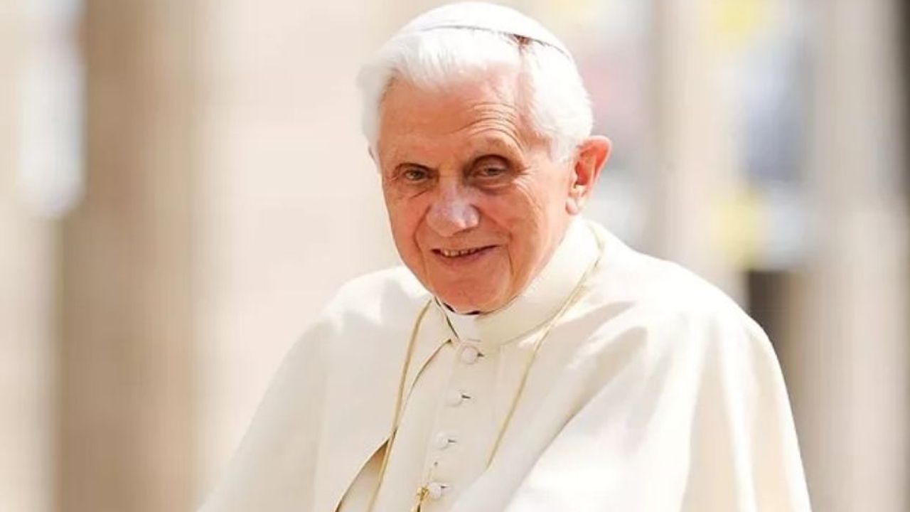 Eski papanın ölümünden sonra: Binlerce insan Vatikan’a akın ediyor
