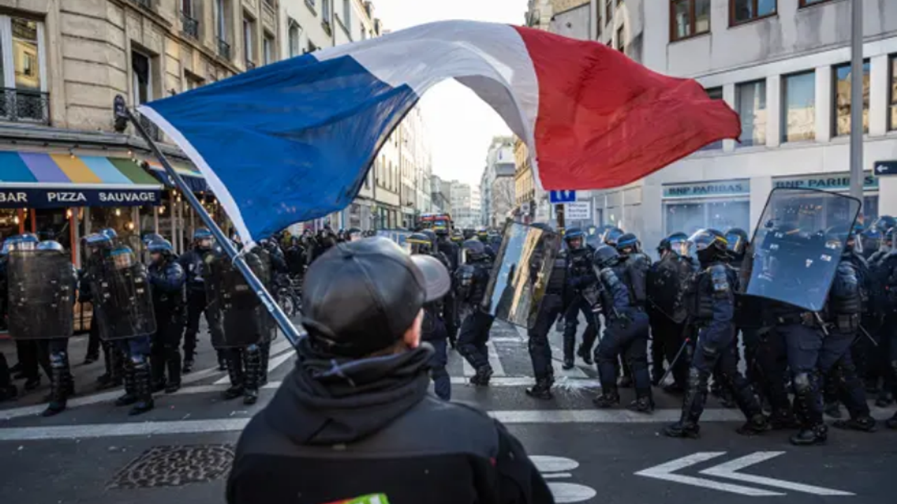 Fransa’da polis şiddeti: Bir protestocu testisini kaybetti