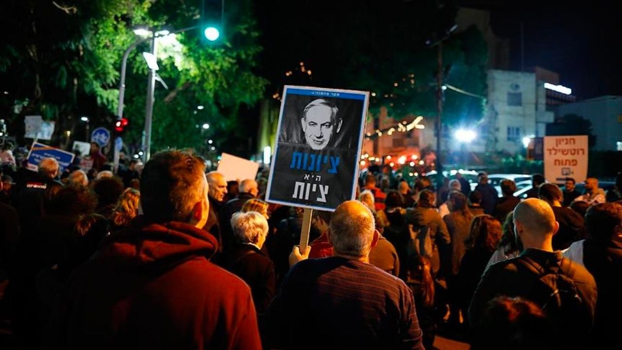 On binlerce İsrailli Netanyahu’ya karşı sokakta