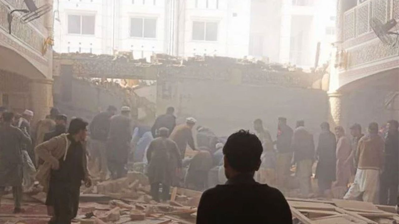 Pakistan'da camiye bombalı saldırı! Çok sayıda ölü ve yaralı var