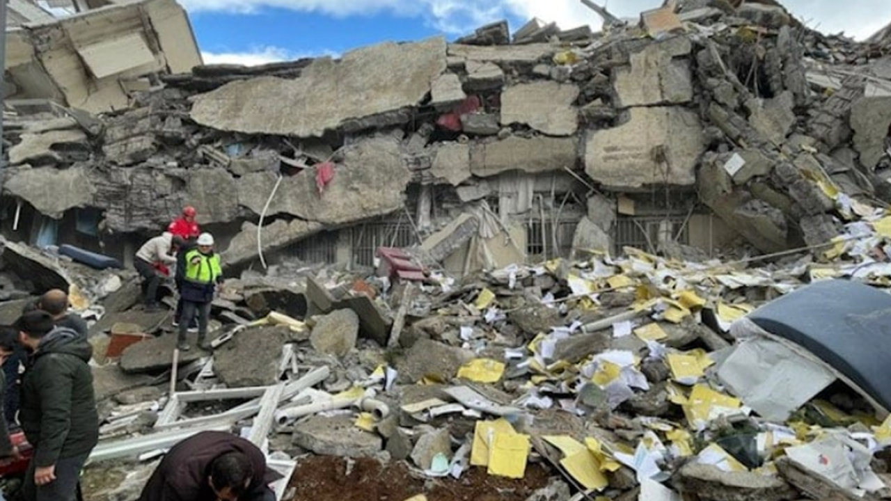 30 kişinin hayatını kaybettiği binanın müteahhiti depremi kusurlu buldu