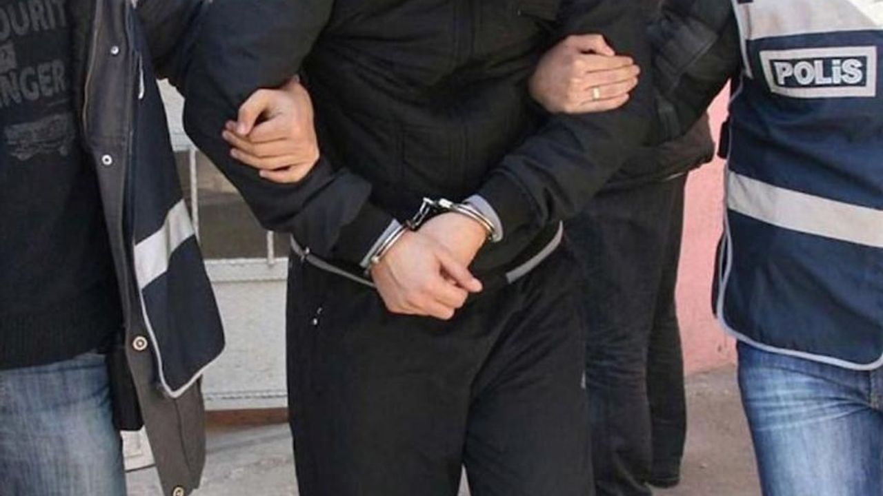 İzmir'de 11 göçmen kaçakçısı ve 92 düzensiz göçmen yakalandı