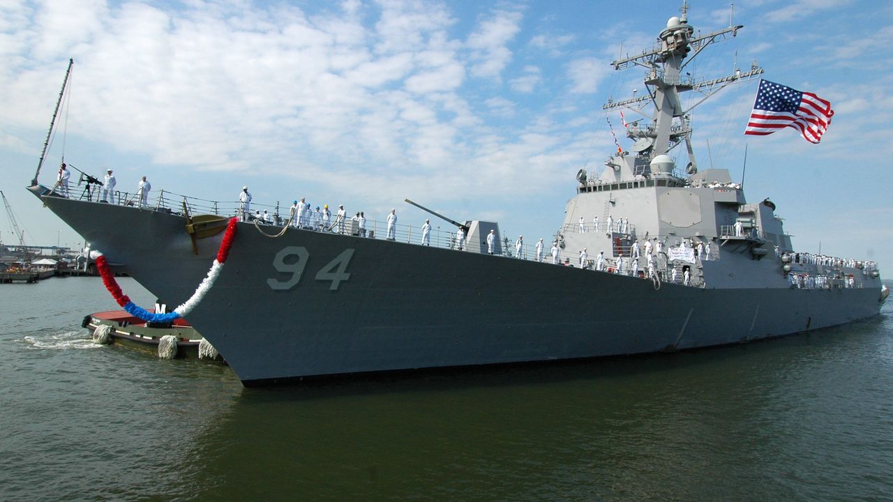 ABD savaş gemisi Boğaz'a demir attı