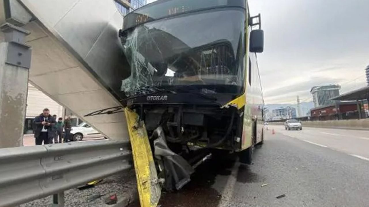 Belediye otobüsü üst geçide çarptı, yayalar saniyeyle kurtuldu
