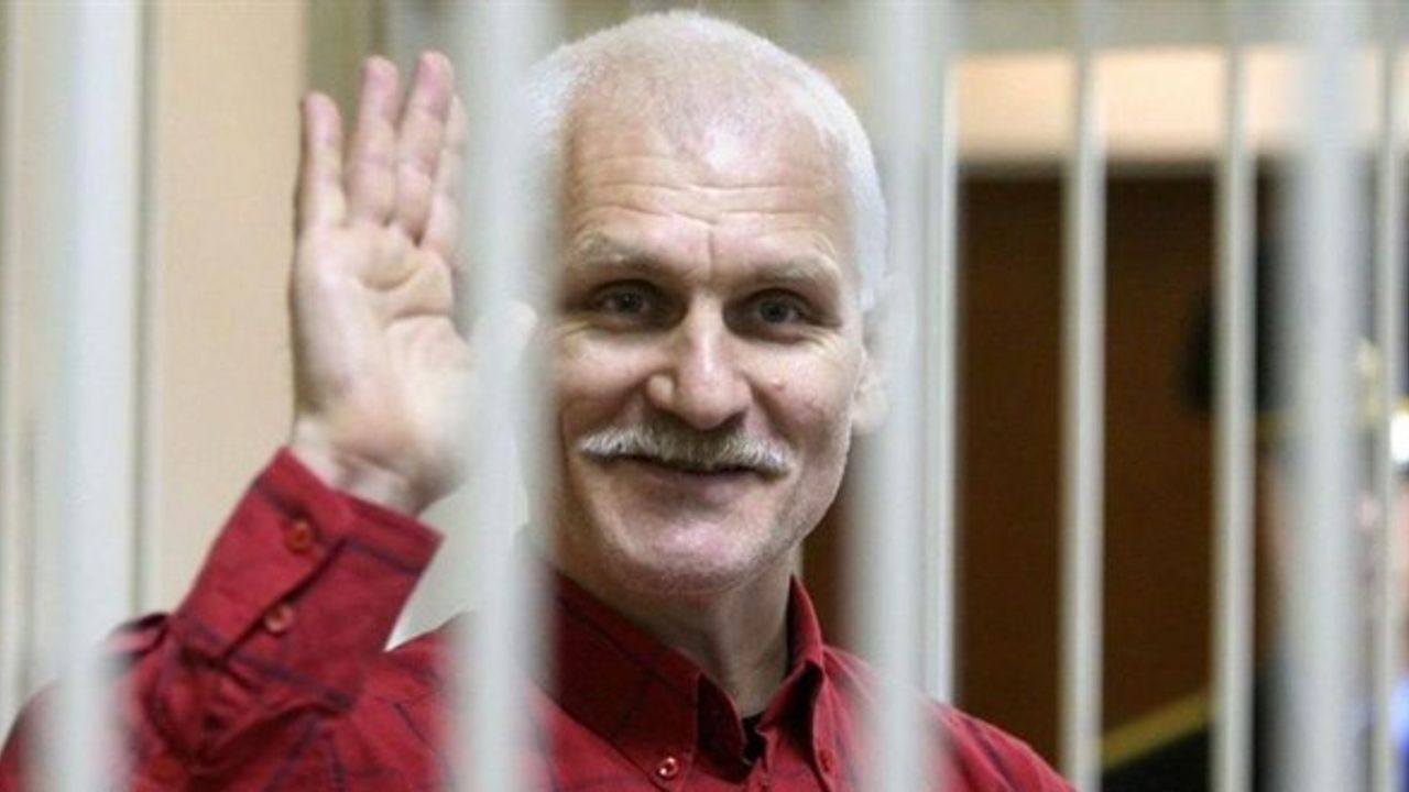 Belarus’ta Nobel Barış Ödülü olan Ales Bialiatski hapse atıldı