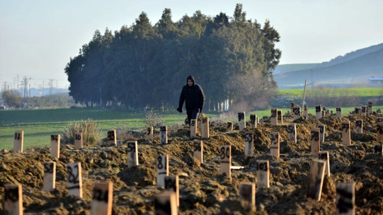Deprem bölgesinde 425 kişinin mezarı açıldı