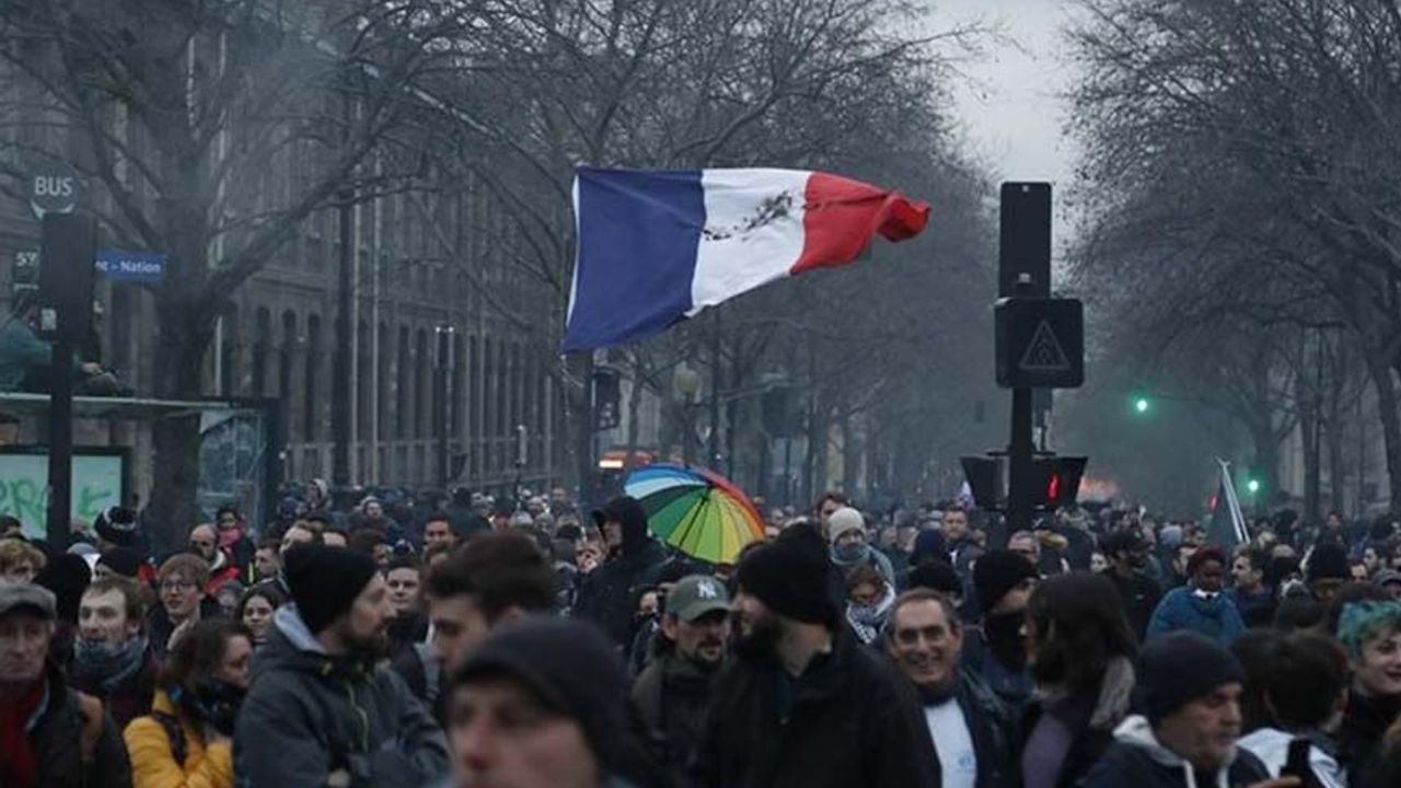 İşçiler haklarını arıyor: Fransa çapında grevler uzadı