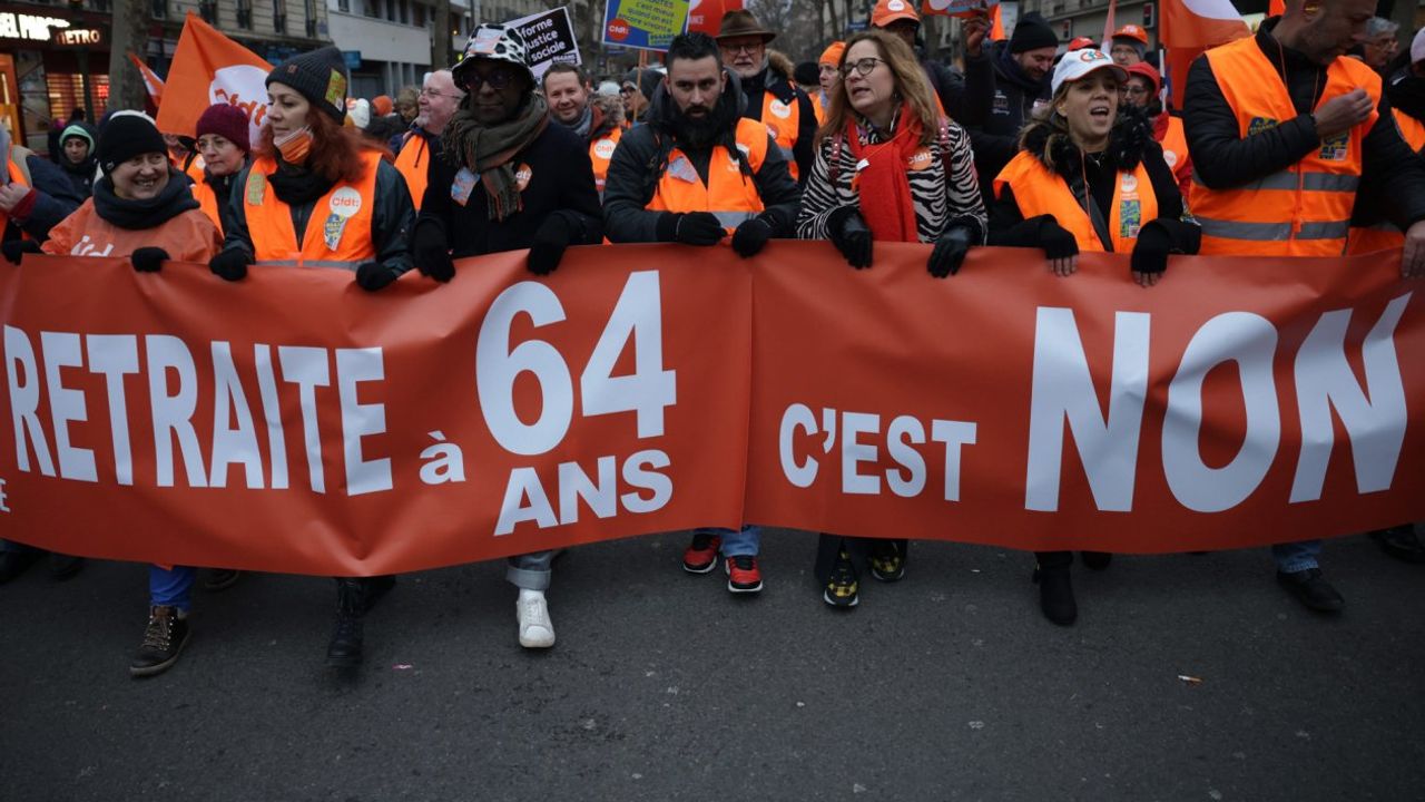Emeklilik reformu karşıtları Fransa’yı felç ediyor