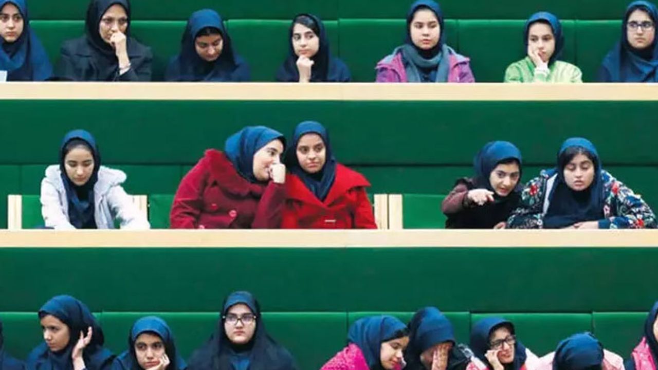 İran’ın dini liderinden günler sonra gelen açıklama: Kız çocukların zehirlenmesi affedilemez