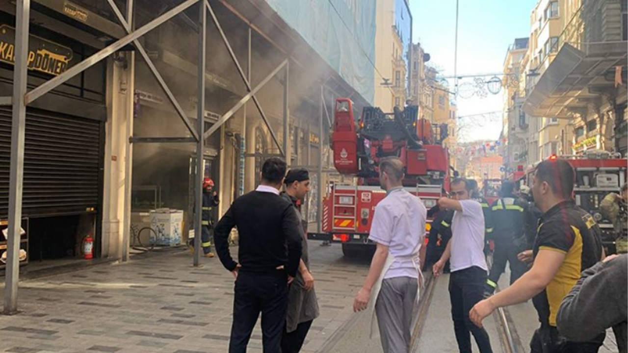 İstiklal'de yangın: Alevler kiliseye sıçradı